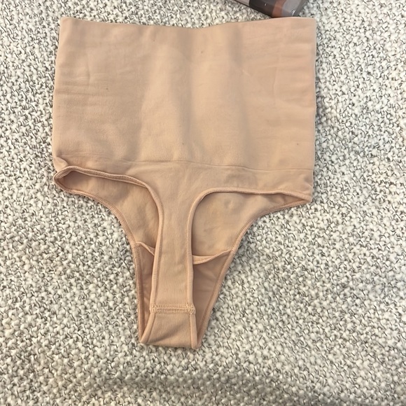 SKIMS core control thong. NEVER WORN - Picture 2 of 5